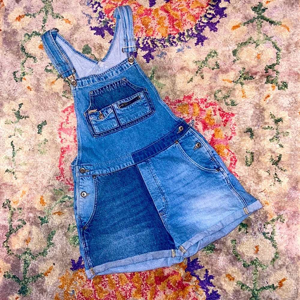 SuperDry denim overall shorts US size 4 (UK 8, EU 36).